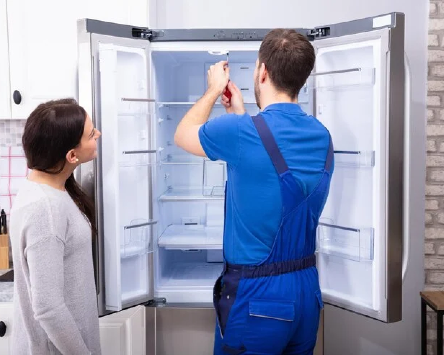 repairman-fixing-refrigerator-wi-2.png